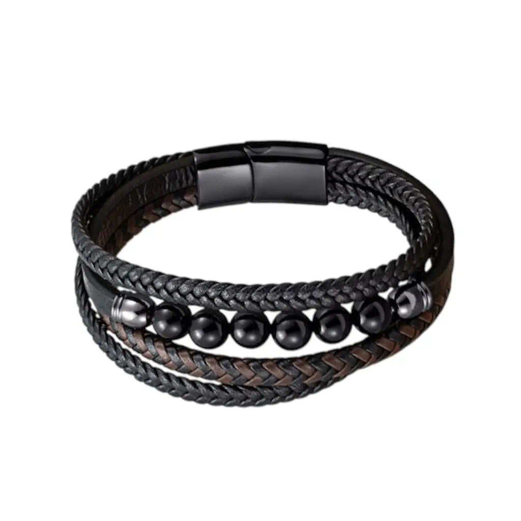 Gros plan du bracelet Oris mêlant cuir tressé bicolore et perles agate noire polie. L'architecture multi-rangs s'achève sur un fermoir magnétique en acier noir, posé sur fond blanc épuré.
