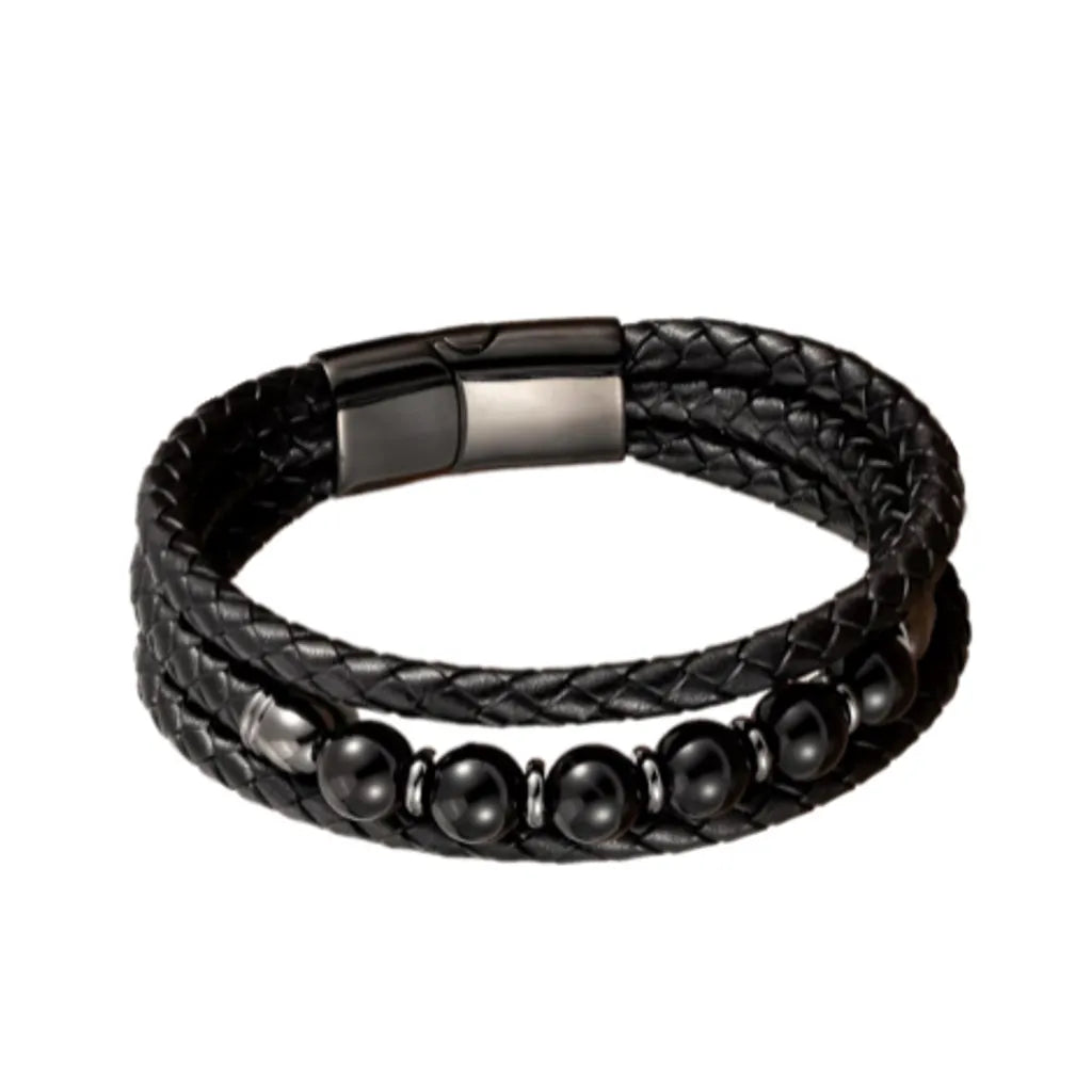 Bracelet en cuir noir tressé orné de perles d'agate noire, capturé sur un fond blanc pour un rendu raffiné, idéal pour un style moderne et sobre.