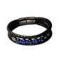 Bracelet en cuir noir tressé avec des perles bleues en lapis-lazuli, présenté sur un fond blanc épuré qui accentue la richesse de la couleur des pierres et le design intemporel.