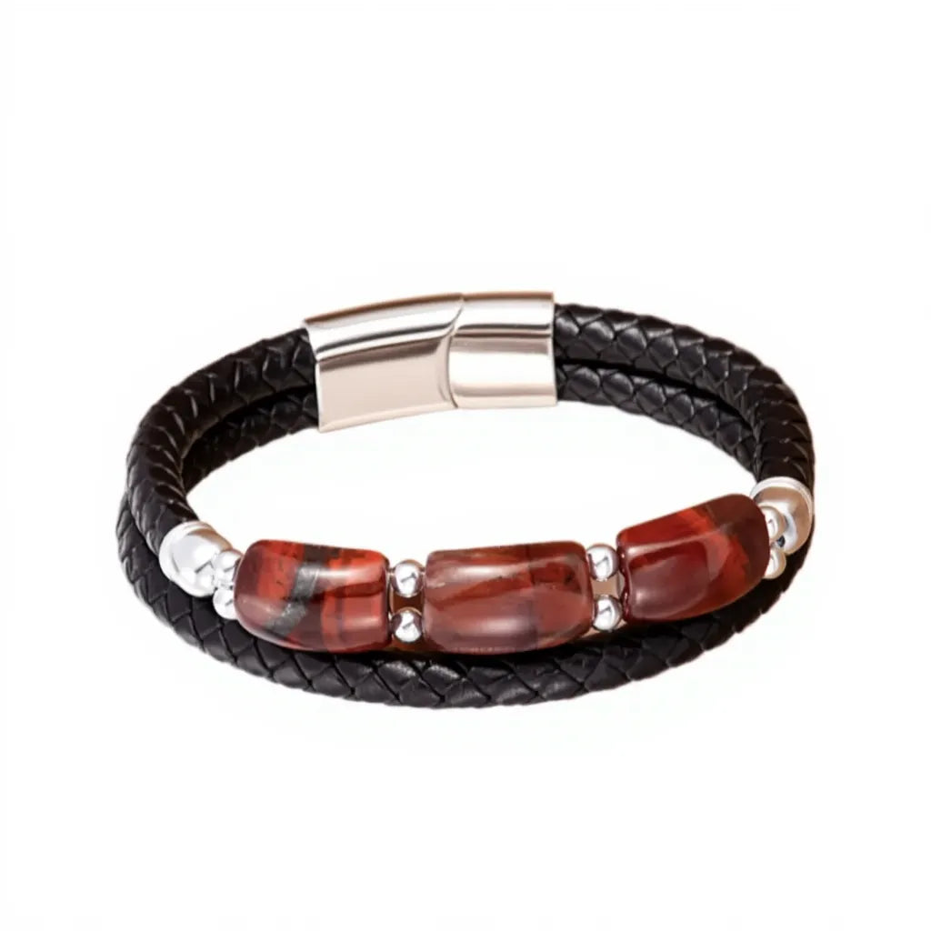 Bracelet en cuir noir tressé, orné de trois pierres œil de tigre rouge intense, entourées d’accents en acier argenté poli. Une pièce qui combine style moderne et détails éclatants pour une allure affirmée.
