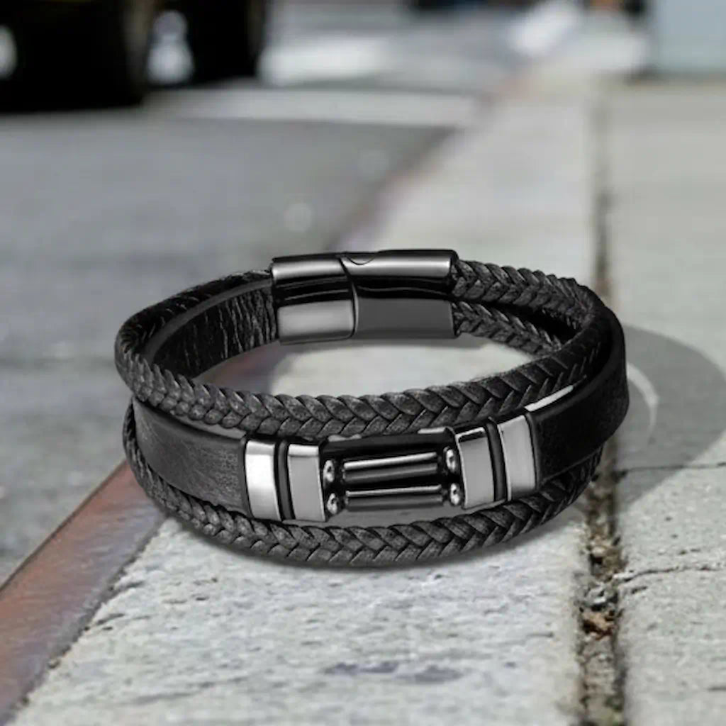 Composition horizontale épurée présentant le modèle Éclipse déployé sur l'asphalte, offrant une vision complète des lanières tressées et de la bande centrale porteuse des pierres de protection.