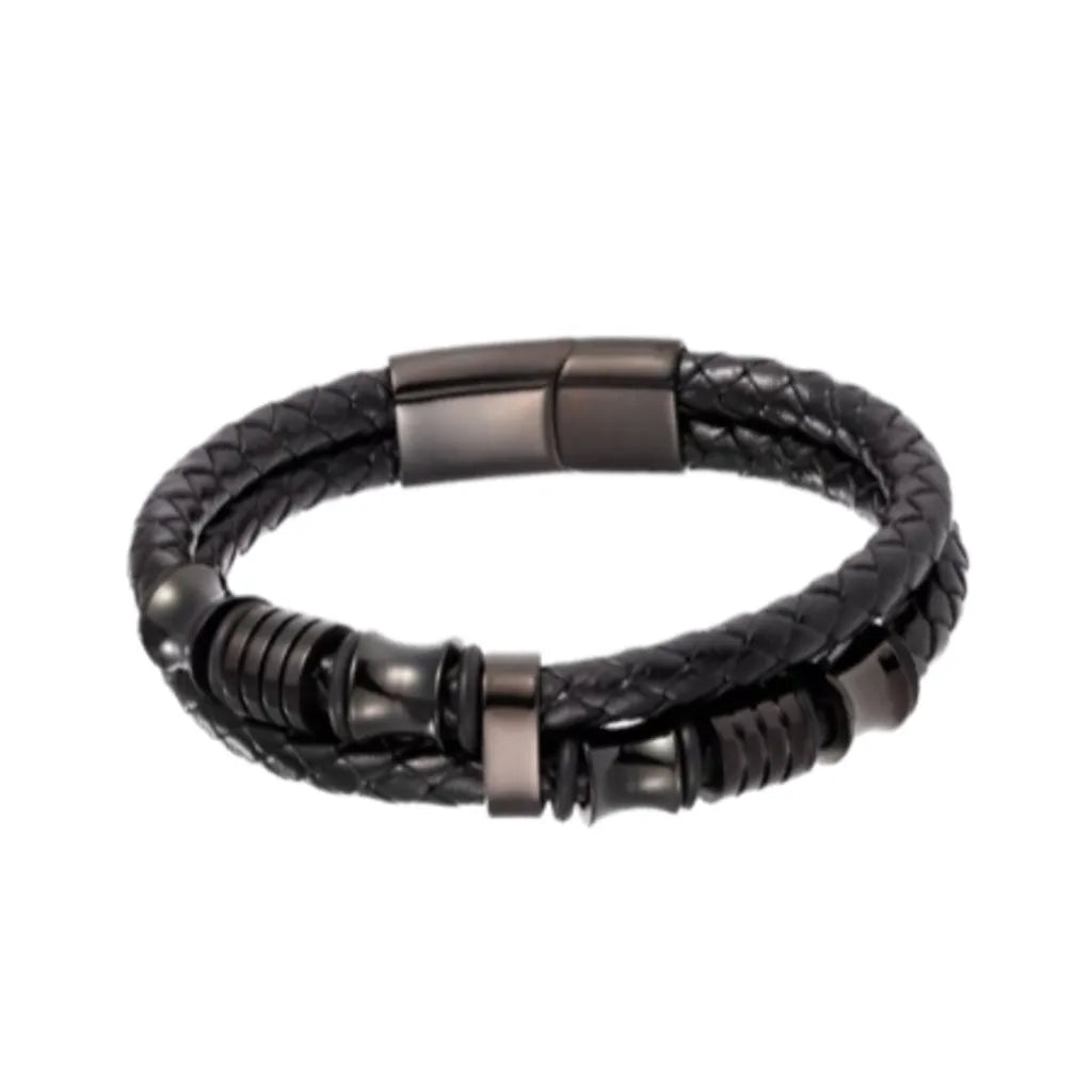 Bracelet en cuir tressé noir agrémenté de perles diabolo et de cylindres en acier noir, assortis à un fermoir magnétique noir. Ce modèle moderne et audacieux, photographié sur un fond blanc épuré, souligne un style minimaliste et masculin avec un contraste subtil.