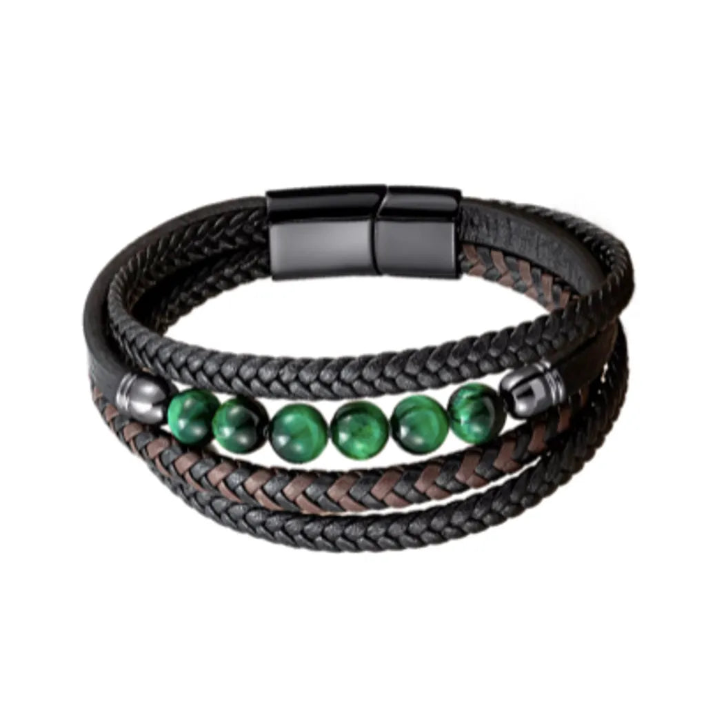 Bracelet en cuir tressé noir avec un brin de marron, agrémenté de perles en œil de tigre vert éclatant, assorti à un fermoir magnétique noir raffiné. Ce mélange de teintes naturelles et vibrantes en fait un accessoire unique et tendance, parfait pour les hommes à la recherche d’originalité.