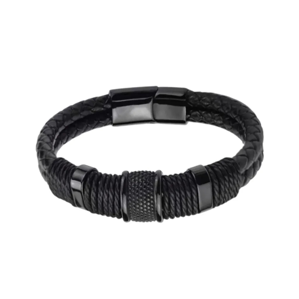 Plan studio. L'esthétique urbaine du bracelet Cylindre Pointillé finition noire, accentuée par le fermoir magnétique en acier inoxydable sur son fond blanc.