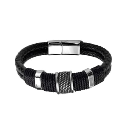 Packshot. Le bracelet Cylindre Pointillé en finition argentée poli, mis en évidence par le contraste du double cuir noir tressé sur fond blanc épuré.