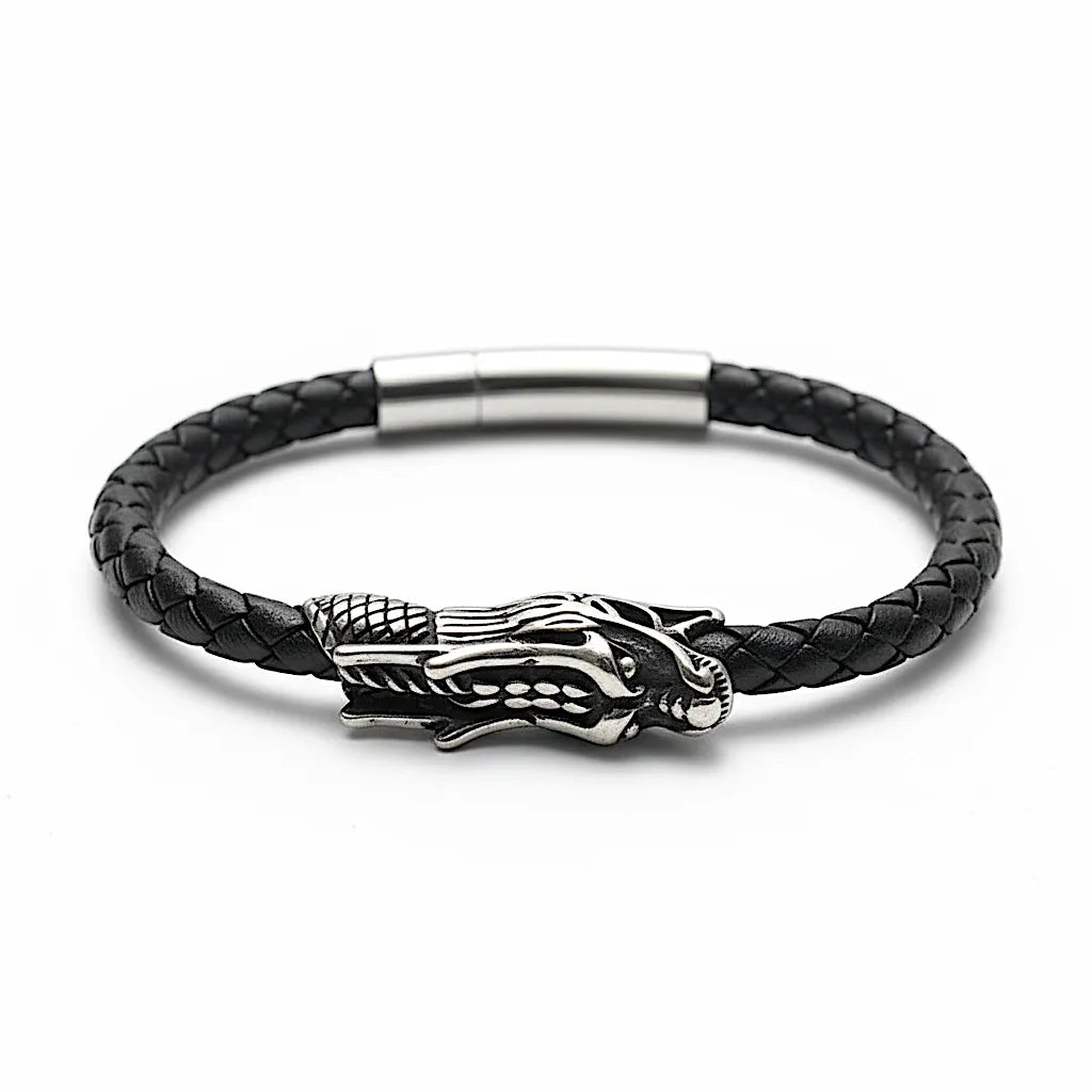 Bracelet Dragon Ouroboros en cuir tressé noir. Vu de face, le fermoir tube magnétique en acier inoxydable est visible en second plan.