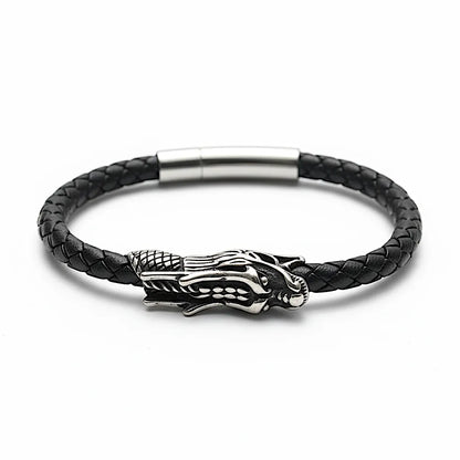 Bracelet Dragon Ouroboros en cuir tressé noir. Vu de face, le fermoir tube magnétique en acier inoxydable est visible en second plan.