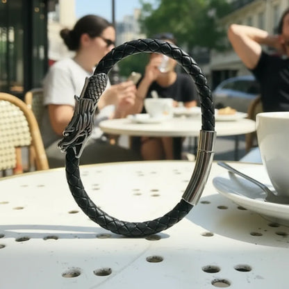 Bracelet Dragon Ouroboros en cuir tressé noir, dressé de face. Les détails du dragon et du fermoir magnétique sont visibles.