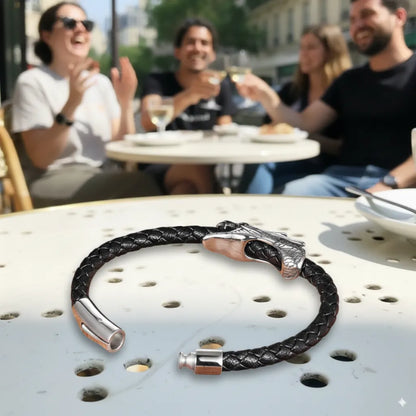 Bracelet Dragon Ouroboros en cuir tressé noir, vu de l'arrière. Le fermoir magnétique ouvert est posé à plat sur le guéridon.