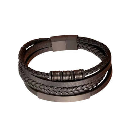 Maîtrise des matières. Le bracelet Equinox cuir noir multi-rangs opte pour l'intensité d'une finition en acier noir intégral pour un design épuré.