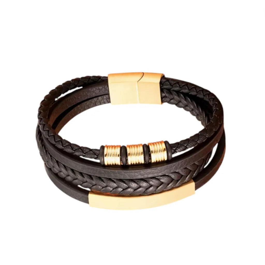 Gros plan. L'équilibre du bracelet Equinox est souligné par le contraste du cuir noir texturé et des formes géométriques en acier doré.