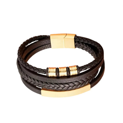 Gros plan. L'équilibre du bracelet Equinox est souligné par le contraste du cuir noir texturé et des formes géométriques en acier doré.