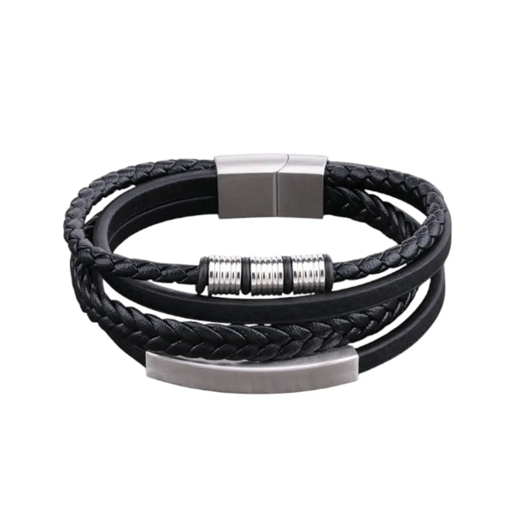 Packshot fond blanc. Le bracelet Equinox cuir noir multi-rangs présente l'harmonie entre le cuir souple et l'acier argenté (tube carré et perles bobines).