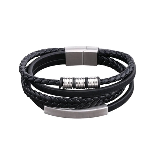 Packshot fond blanc. Le bracelet Equinox cuir noir multi-rangs présente l'harmonie entre le cuir souple et l'acier argenté (tube carré et perles bobines).