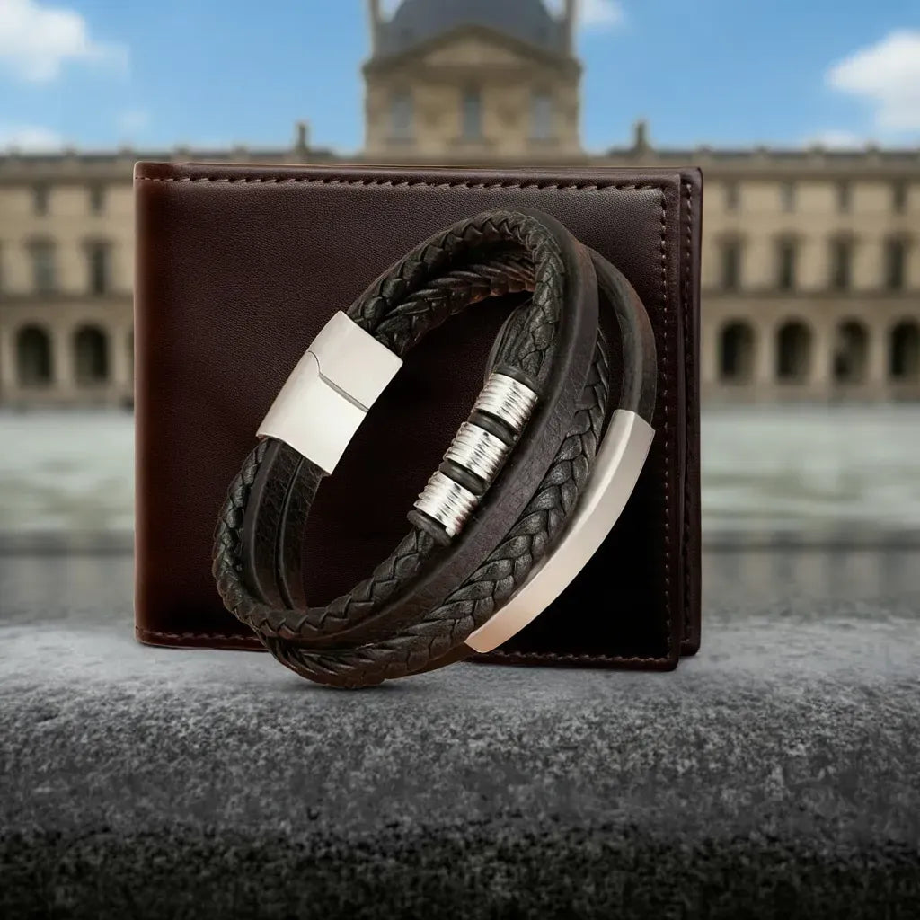 Répétition de texture. Le bracelet Equinox multi-rangs est mis en scène contre un porte-carte, soulignant la richesse du cuir noir texturé.