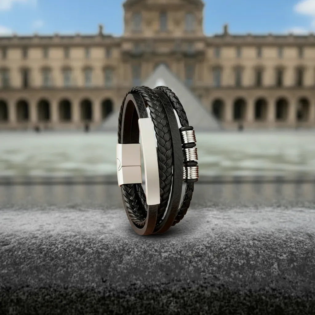 Détail géométrique. Le tube carré et les perles bobines du bracelet Equinox face au mouvement du jet d'eau de la fontaine parisienne.