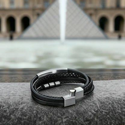 Focus technique. Le mécanisme du fermoir magnétique rectangulaire est révélé, illustrant la fiabilité du bracelet Equinox cuir noir.