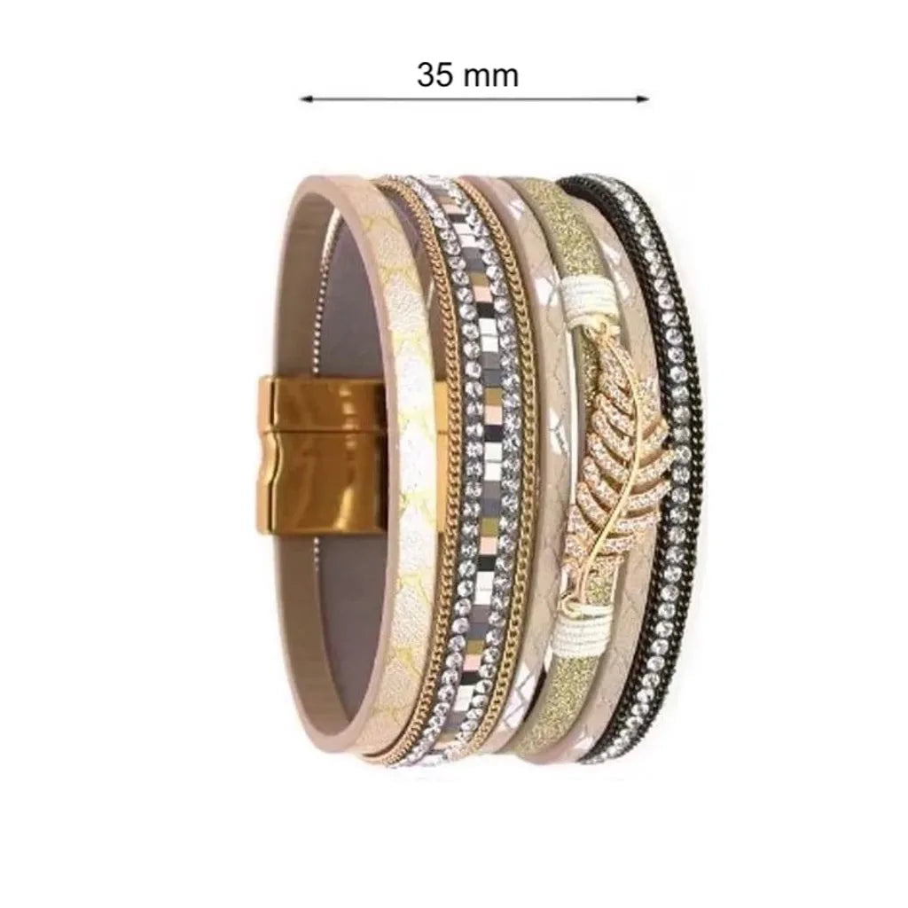 Bracelet Fougère beige multi-rangs en cuir microfibre, vue de profil, feuille dorée centrale et finitions strass sur plusieurs rangs.