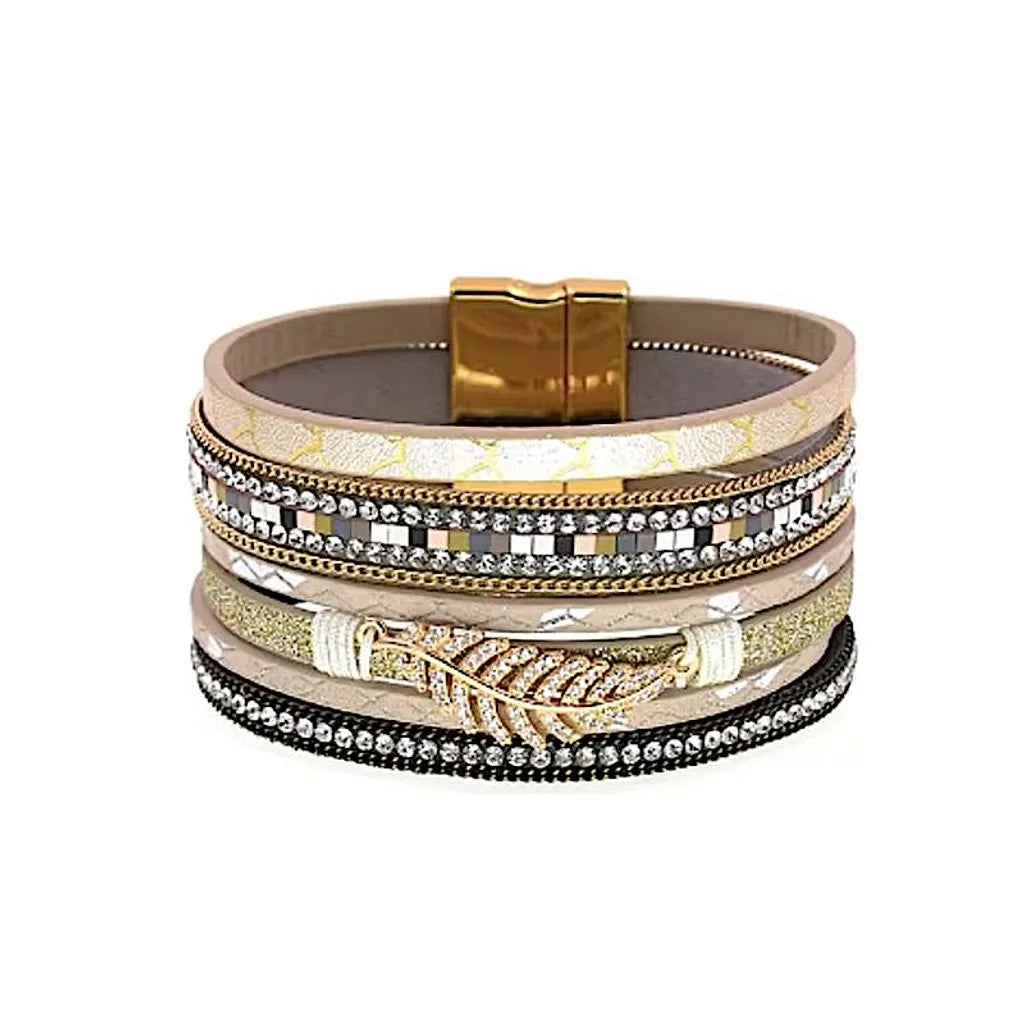 Bracelet Fougère beige multi-rangs  en cuir microfibre, motif feuille dorée, fermoir magnétique doré et rangs multiples en strass.