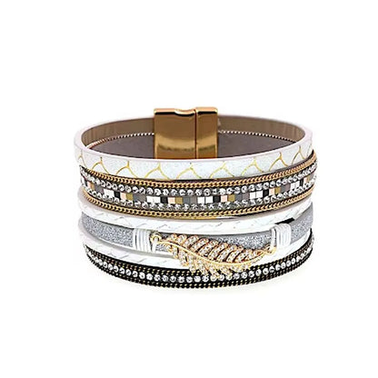 Bracelet Fougère blanc multi-rangs en cuir microfibre, fermoir magnétique doré, feuille dorée et rangs ornés de strass brillants.