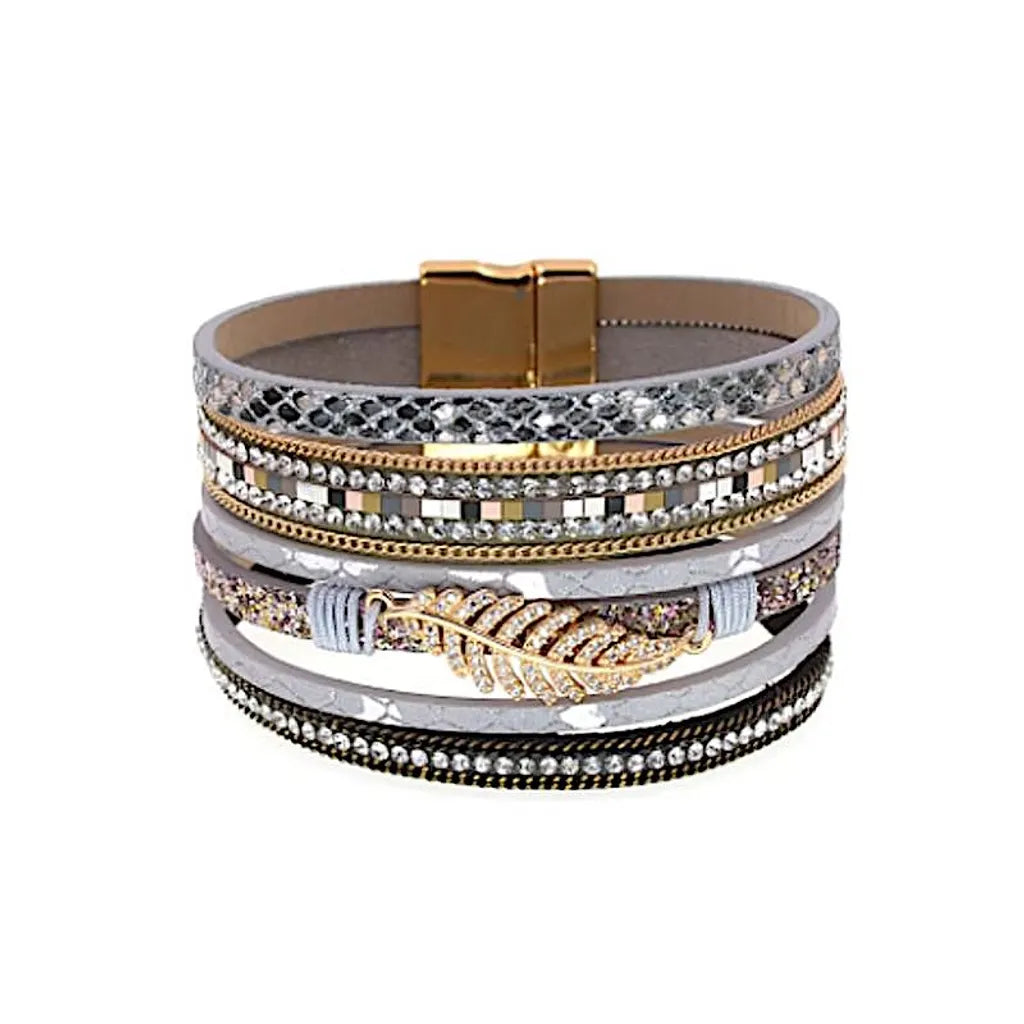 Bracelet Fougère multi-rangs gris en cuir microfibre, fermoir magnétique doré, motif feuille dorée et rangs de strass cristal blanc.
