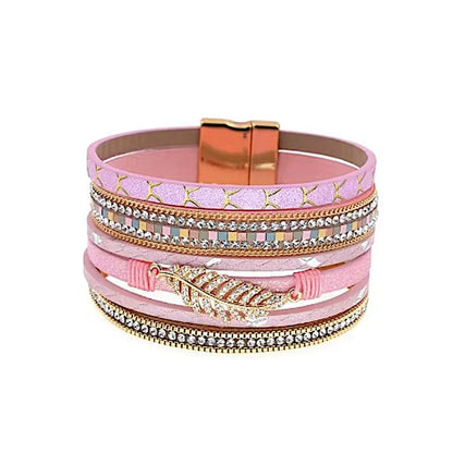 Bracelet Fougère rose multi-rangs en cuir microfibre imprimé, feuille dorée centrale, fermoir magnétique doré et strass décoratifs.