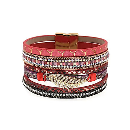 Bracelet Fougère rouge multi-rangs en cuir microfibre, fermoir magnétique doré et détails de feuille dorée avec strass cristal.