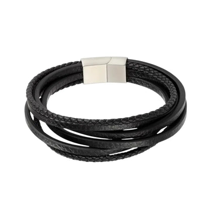 Packshot fond blanc. Le bracelet Fusion cuir souple noir multi-rangs. Le mélange des textures tressées et lisses crée un volume audacieux, sécurisé par l'acier inoxydable.