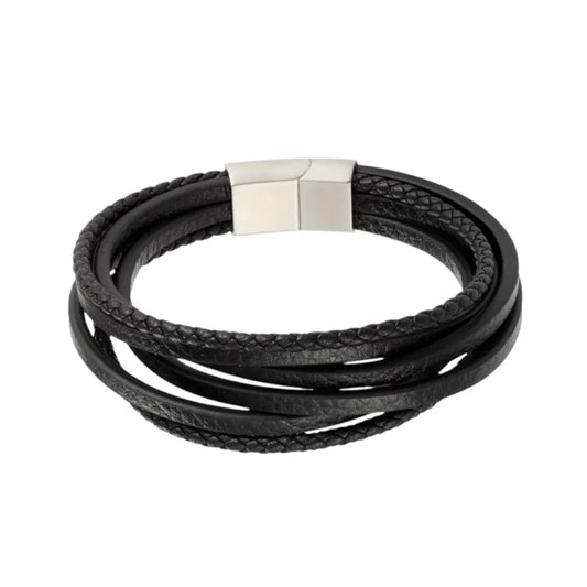 Packshot fond blanc. Le bracelet Fusion cuir souple noir multi-rangs. Le mélange des textures tressées et lisses crée un volume audacieux, sécurisé par l'acier inoxydable.