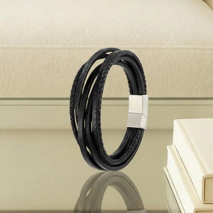 Ambiance intérieure. L'effet de volume du bracelet Fusion cuir souple noir se dresse, soulignant le contraste entre les textures du cuir et les lignes épurées du mobilier.