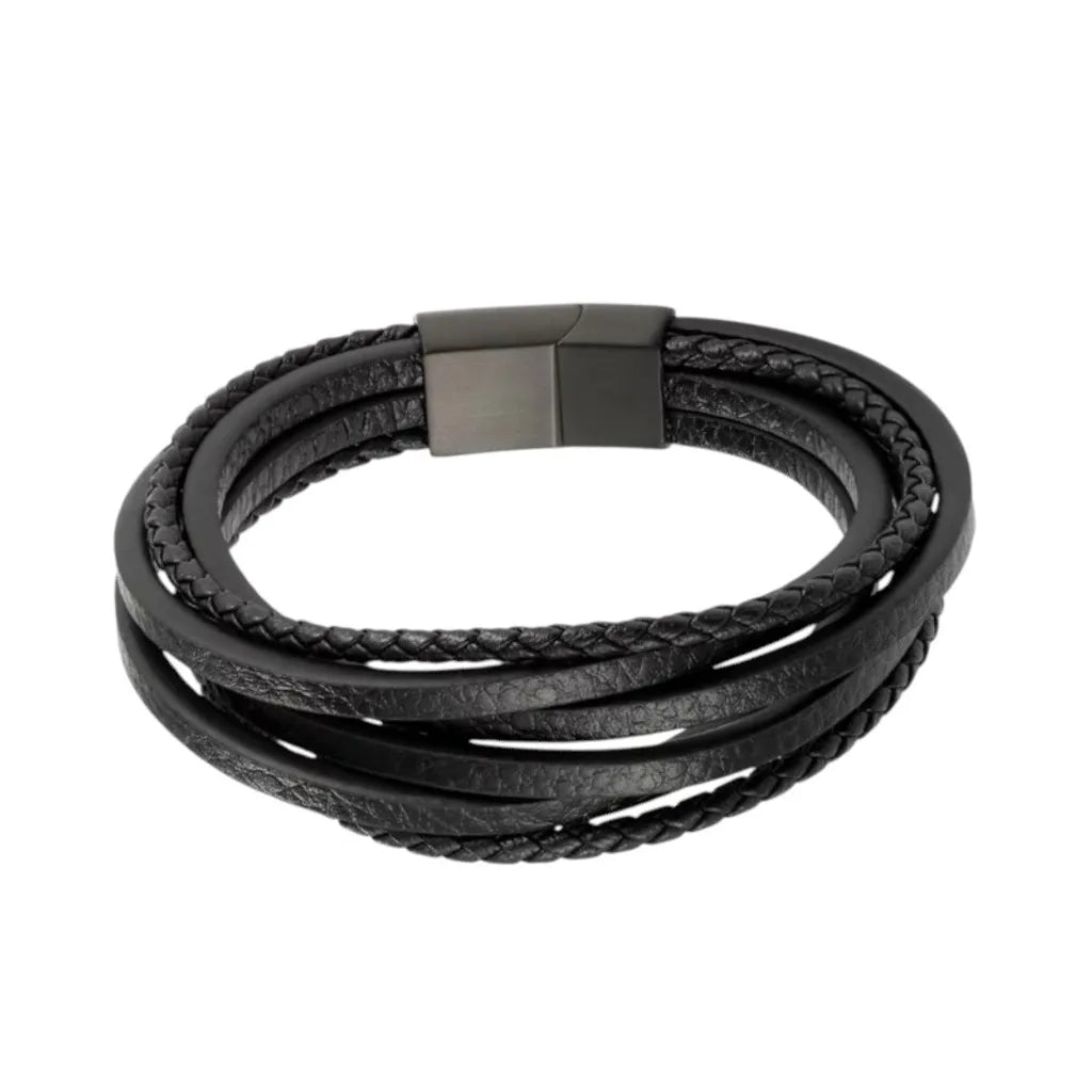 Gros plan contraste. Le bracelet Fusion multi-rangs à la densité visuelle maximale. Le fermoir en acier inoxydable noir s'intègre au design épuré du cuir souple.