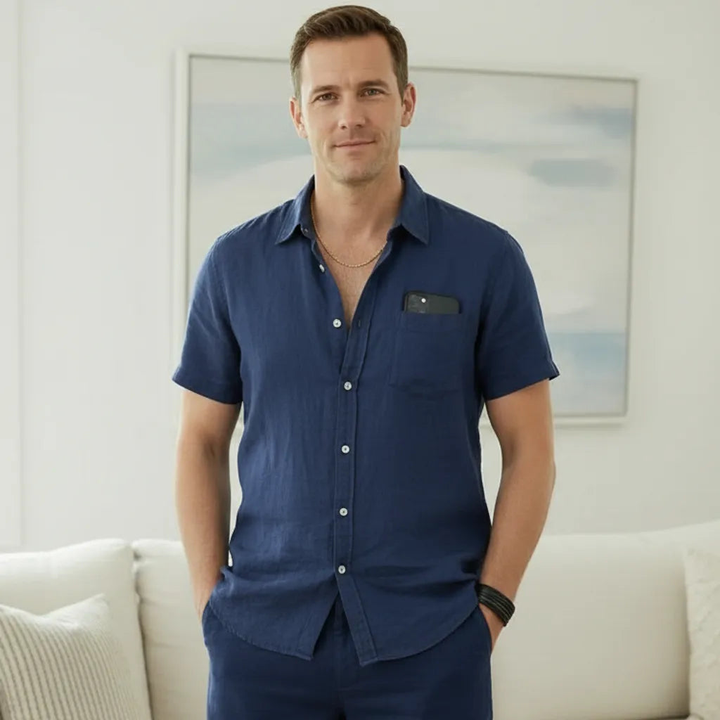 Vue portée élégante. L'homme en tenue estivale affiche le bracelet Fusion cuir souple noir. Le volume des six lanières apporte une touche de caractère raffinée au poignet.