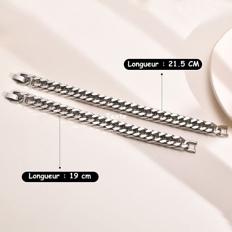 Bracelets cubain présentés ouvert et à plat sur une table blanches, ses maillons de douze millimètres et son fermoir sont en acier inoxydable de couleur argent  - taille, deux longueurs disponible, 19 et 21.5 centimètres