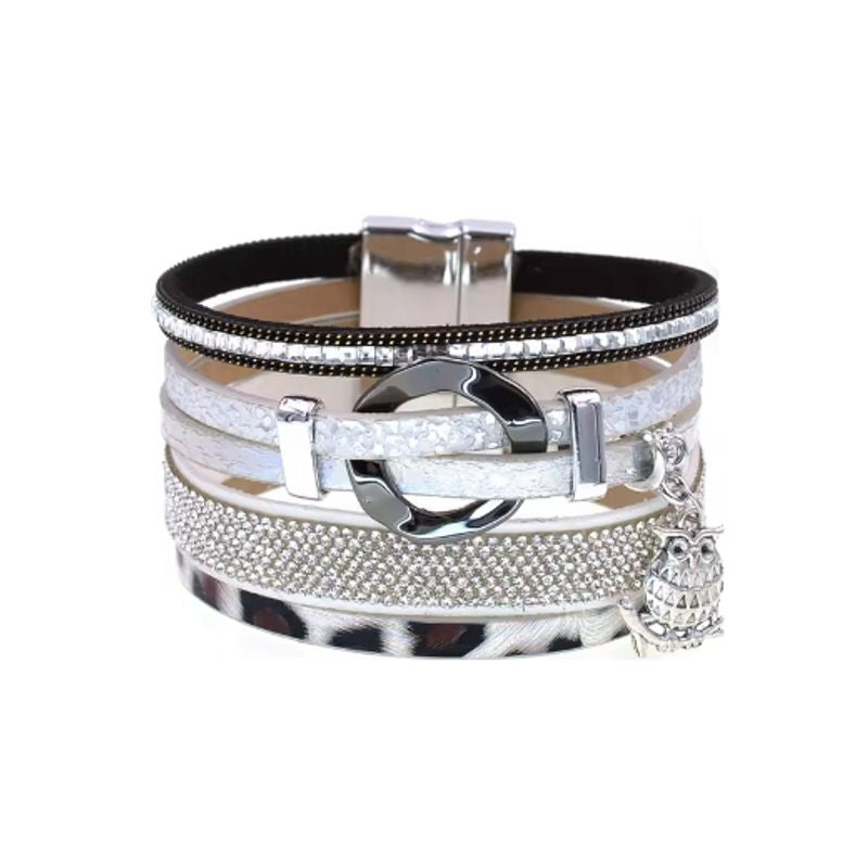 Bracelet avec pendentif hibou, wrap bohème multilanière et strass pour femme, un anneau tordu argenté est maintenu par des lanières de cuir en PU. Coloris blanc.