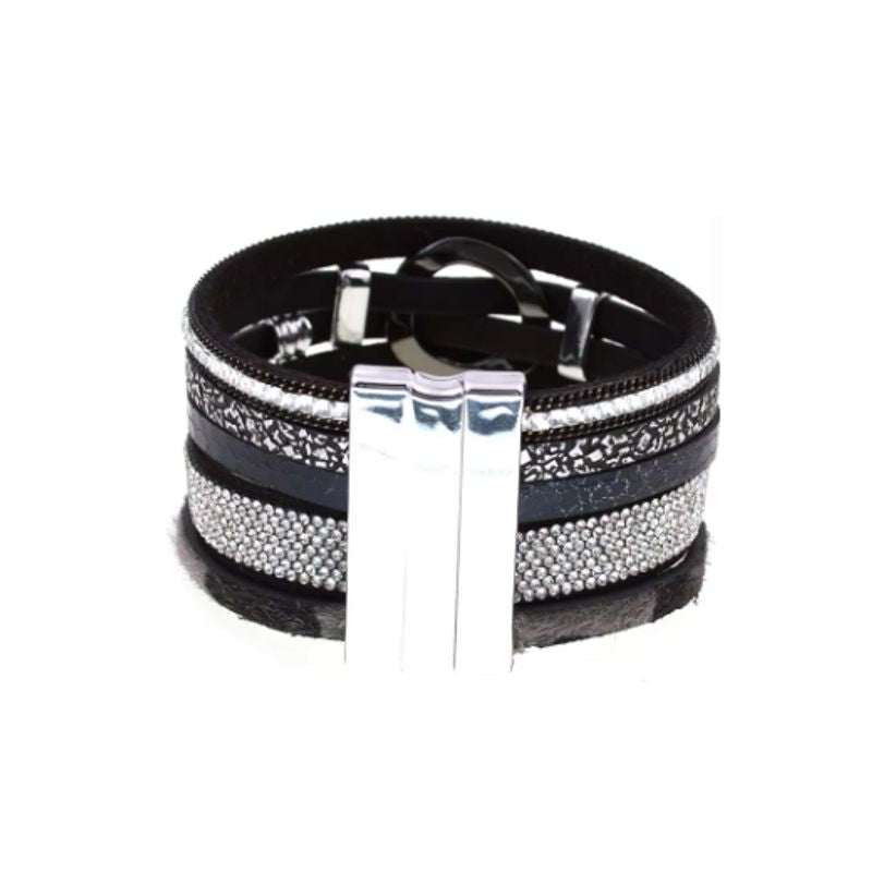 Bracelet wrap bohème multilanière et strass pour femme, un anneau central, tordu et argenté est maintenu par des lanières de cuir en PU. Son fermoir magnétique est de couleur argent. Coloris noir.