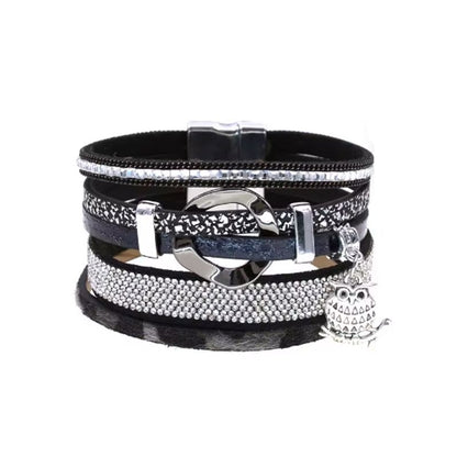 Bracelet avec pendentif hibou, wrap bohème multilanière pour femme, un anneau tordu argenté est maintenu par des lanières de cuir en PU. Coloris noir.