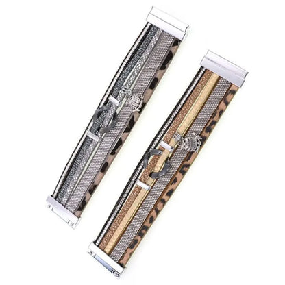 Deux bracelets Hibou multi-rangs en cuir microfibre, vue à plat : coloris gris et beige, rondelle centrale en alliage de zinc déformé, strass et motif léopard discret.