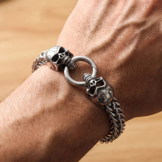 Bracelet homme en acier en maille double renard avec têtes de mort Calavera porté au poignet.