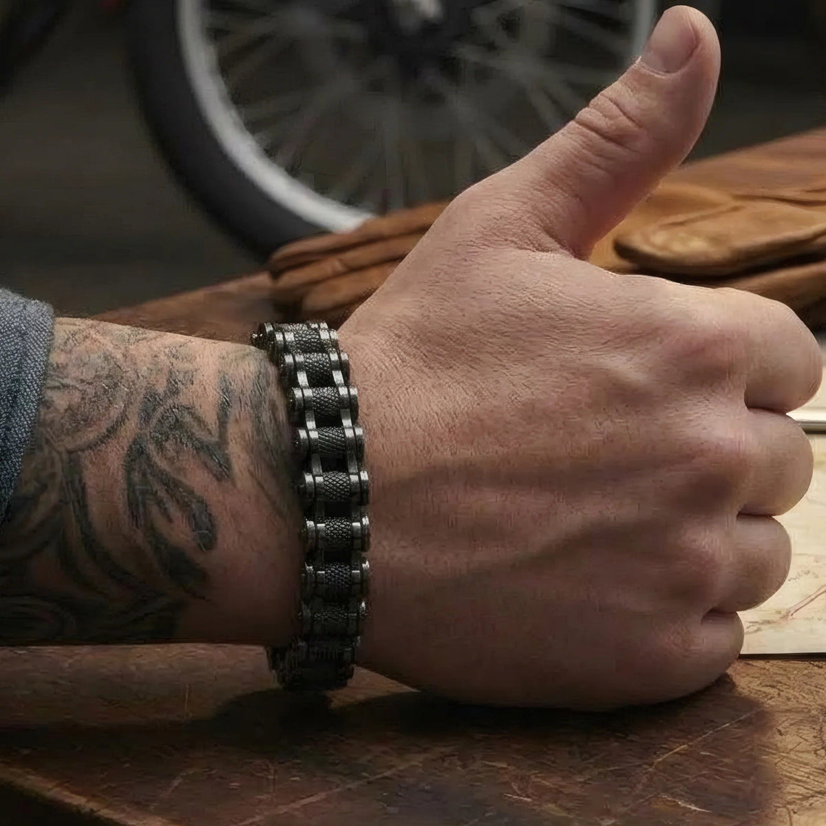 Bracelet Kross chaîne moto acier rétro porté poignet homme style biker largeur treize millimètres.
