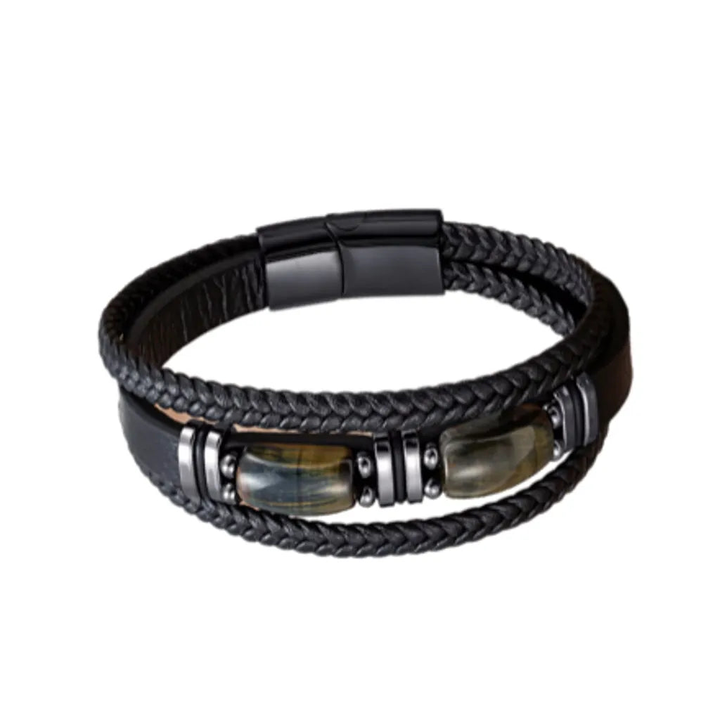 Bracelet pour homme en cuir noir, orné d'une pierre œil de tigre bleue. Ce bijou élégant présente un style double lanière et un fermoir magnétique en acier inoxydable, idéal pour un look moderne et unique.