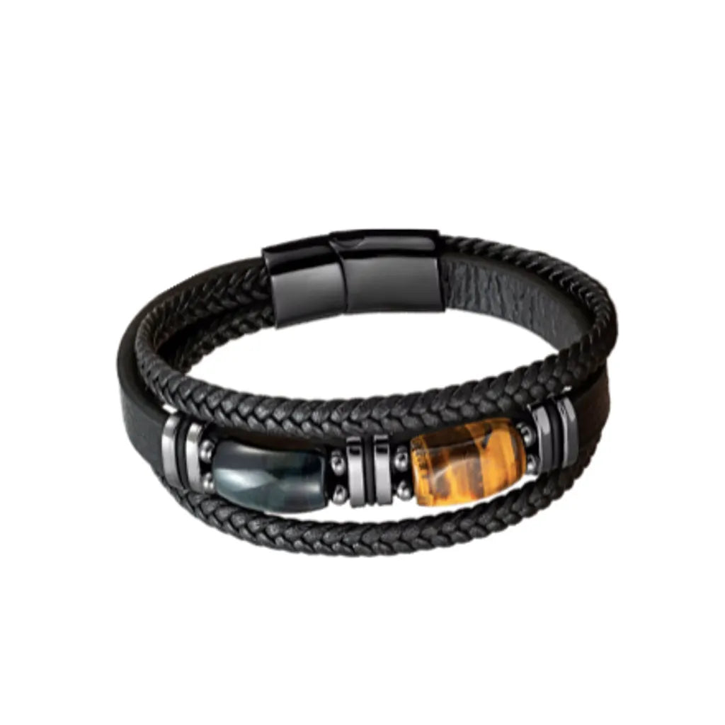 Bracelet pour homme en cuir noir, orné de pierres œil de tigre jaune et bleue. Avec son fermoir magnétique et son design double lanière, ce bracelet ajoute une touche décontractée et stylée, idéale pour un look masculin contemporain.