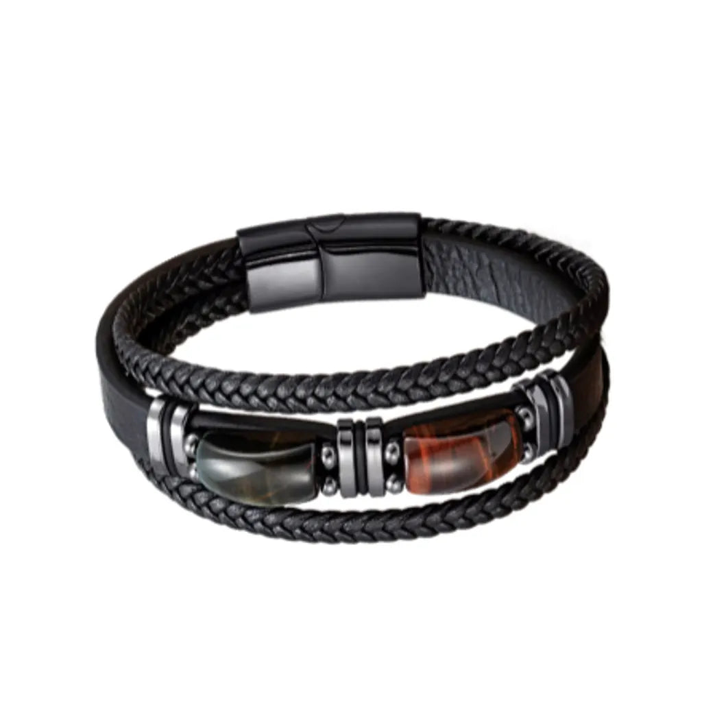 Bracelet masculin en cuir noir, avec une combinaison originale de pierres œil de tigre rouge et bleue. Avec son fermoir magnétique en acier inoxydable noir et son design double lanière, ce bracelet est parfait pour un style audacieux et distinctif.