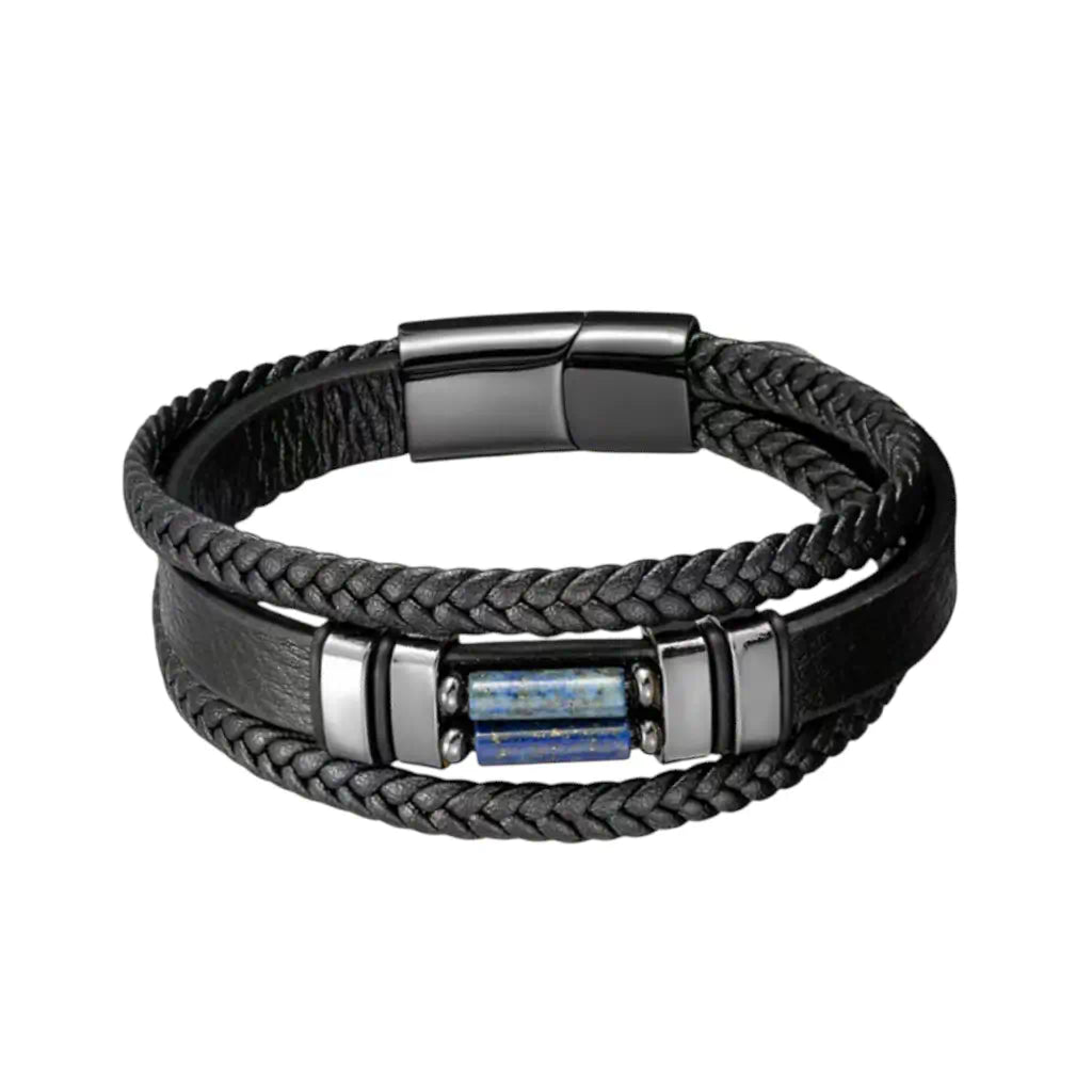 Vue macroscopique du bracelet Azimut révélant la texture grainée du cuir noir et l'éclat royal des tubes en Lapis-lazuli, sublimés par un fermoir magnétique en acier sombre sur un fond blanc minimaliste.
