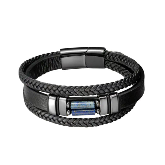 Vue macroscopique du bracelet Azimut révélant la texture grainée du cuir noir et l'éclat royal des tubes en Lapis-lazuli, sublimés par un fermoir magnétique en acier sombre sur un fond blanc minimaliste.