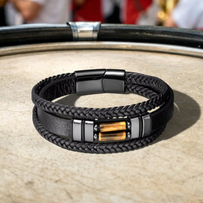 Présentation architecturale du bracelet Solstice dressé sur un tambour, mettant en lumière le contraste entre le tressage artisanal des lanières et la précision du motif minéral central.