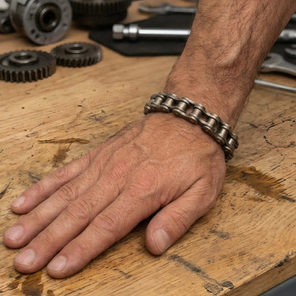 Vue d'ensemble du bracelet maillon chaîne moto 10 mm Kaelis posé à plat sur main.