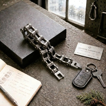 Mise en situation du bracelet maillon chaîne moto Kaelis dans un décor d'atelier industriel.