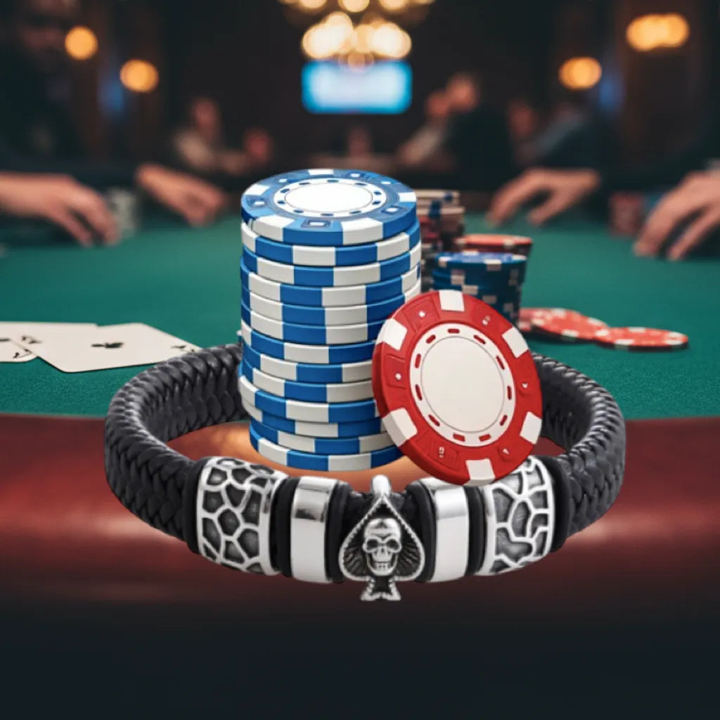 Gros plan audace. Le bracelet Kaldor fermé autour des jetons. Focus sur l'acier argenté du motif central Pique et Tête de Mort sur le cuir tressé noir.