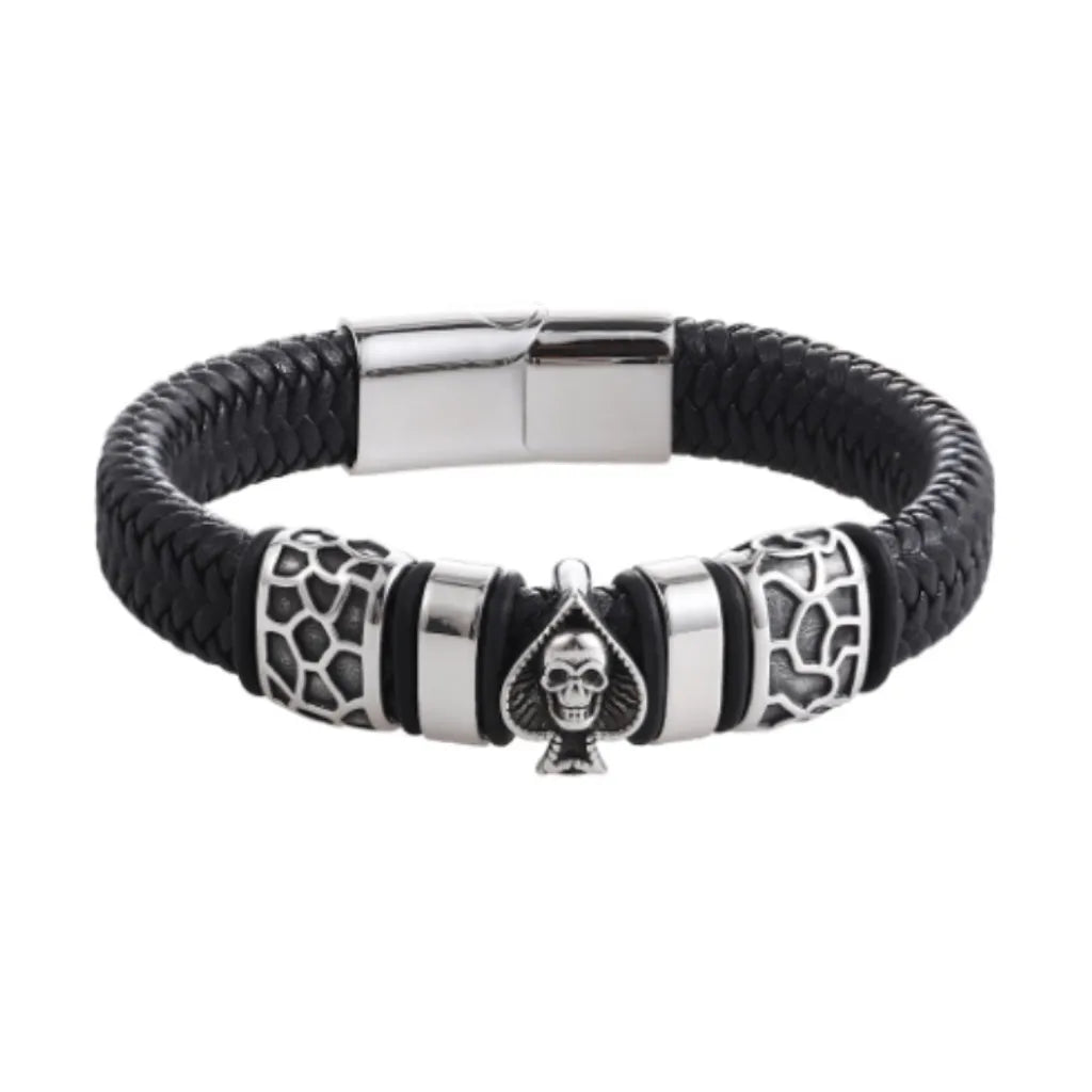 Packshot fond blanc. Le bracelet Kaldor cuir tressé noir en gros plan. Le symbole Pique et Tête de Mort en acier poli, emblème de l'audace.