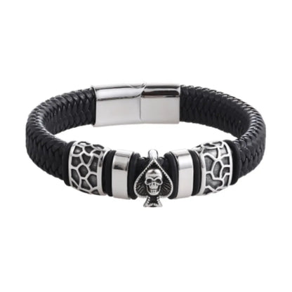 Packshot fond blanc. Le bracelet Kaldor cuir tressé noir en gros plan. Le symbole Pique et Tête de Mort en acier poli, emblème de l'audace.